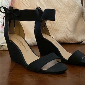 Chinese Laundry black wedges